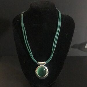 Glass green round stone pendent necklace